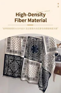 Macro d'une écharpe effet cachemire avec motifs paisley et franges en fibres denses
