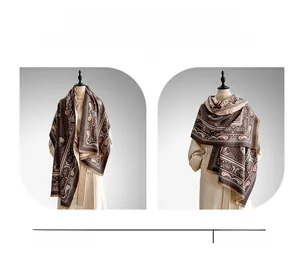 Detail eines braunen Pashmina-Schals mit Paisle Kaschmir-Gefühl und Paisley-Muster mit Fransen