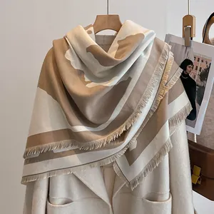 Detail eines weichen Schals mit Fransen auf Wollmantel für Herbst und Winter