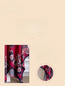Detailansicht der robusten Overlock-Nähte und Blumenmuster auf diesem roten Retro-Schal
