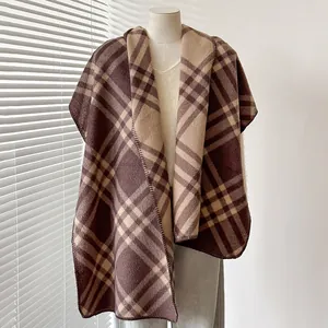 Vista dettagliata della sciarpa scozzese vintage con bordi rifiniti e trama in cashmere