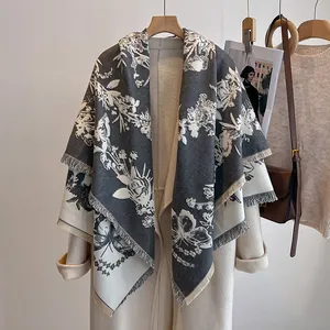 Detail eines Vintage-Stralschals mit Blumenmuster, Fransen und weicher Kaschmir-Haptik
