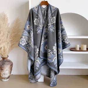Nahaufnahme eines Vintage-Strickponchos mit Blumenstickerei und elegantem Faltenwurf