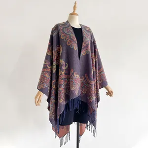Gros plan du châle jacquard cachemire violet avec de longues franges bleu marine denses
