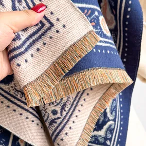 Nahaufnahme des ethnischen Schals mit Paisley-Jacquard-Muster, Fransen und weicher Textur