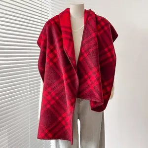 Dettaglio della sciarpa scozzese rossa in finto cashmere con bordi rifiniti