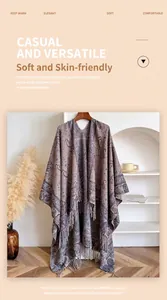 Detail van een boheemse paisley-jacquard sjaal met zachte franjes voor winterwarmte