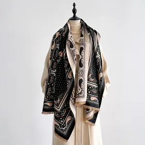 Detail eines böhmischen Paisley-Kaschmir-Schals mit feinen Fransen-Akzenten