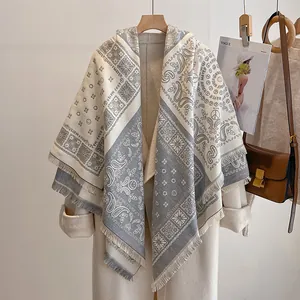 Gros plan d'une écharpe en imitation cachemire grise à motif cachemire et franges