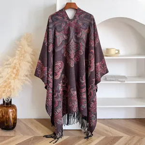 Détail d'un châle bohème à motifs paisley avec de longues franges noires