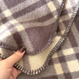 Elegante sciarpa a quadri in finto cashmere con bordi tagliacuci per donna autunno inverno