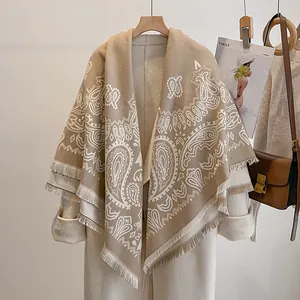 Detail eines Kaschmir-ähnlichen Schals mit Paisley-Mustern und Fransen am Saum