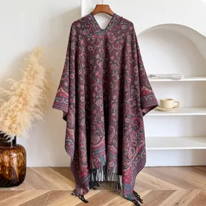 Detalle del chal con estampado de cachemira rojo oscuro con cuello en V y flecos