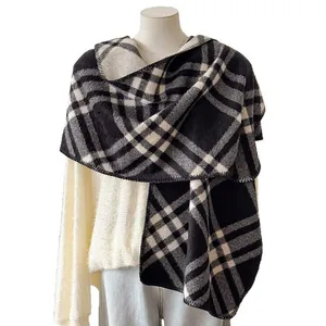 Sciarpa scialle calda a quadri neri e bianchi in finto cashmere con bordo cucito