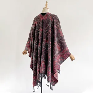 Detailopname van paarse paisley jacquard stof met fijne franjes aan de rand van de sjaal
