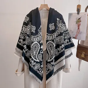 Detailansicht der Kaschmir-ähnlichen Paisley-Schal mit Fransen am beigen Mantel