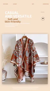 Dettaglio dello scialle boho in maglia con motivi floreali e frange su appendino