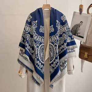 Detail eines Jacquard-Schals mit Paisley-Muster, Quastenrand und weißem Mantel