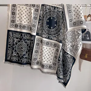 Détail d'un châle classique imprimé cachemire noir et blanc avec bords à franges