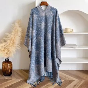 Detail van blauwe Paisley poncho met V-hals en delicate lange franjes aan de zoom