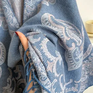 Châle jacquard ethnique à motifs paisley et franges en teintes gris-bleu et argent