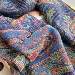Dettaglio dello scialle jacquard con motivo paisley e frange in tessuto morbido