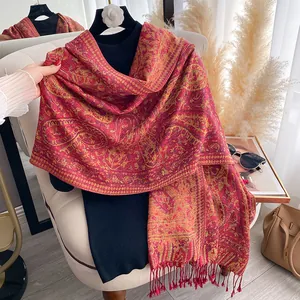 Etnische sjaal met paisley-patroon in rood en goud met franjes voor dames