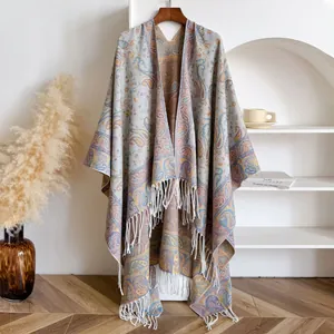 Etnische paisley jacquard sjaal met witte franjes aan een houten hanger voor herfst en winter