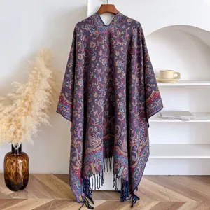 Detalle de chal jacquard paisley étnico con patrones intrincados y ribetes de flecos