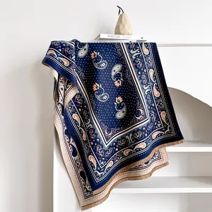 Marineblauer Kaschmir-ähnlicher Schal mit Paisleymuster und Fransen auf einem Regal