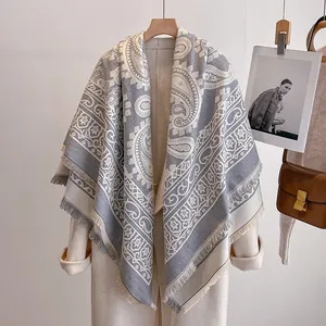 Nahaufnahme des luxuriösen Paisley-Kaschmirschals mit Fransen auf einem Mantel