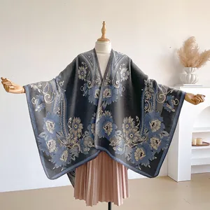 Ethno-Poncho aus Kaschmir-Imitat mit blauen Blumenmustern auf dunkelgrauem Grund