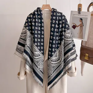 Detailansicht des Paisley-Musters und der Quasten an einem weichen Kaschmirschal