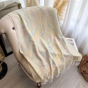 Détail du châle bohème à motifs paisley avec fleurs douces et finitions à franges blanches