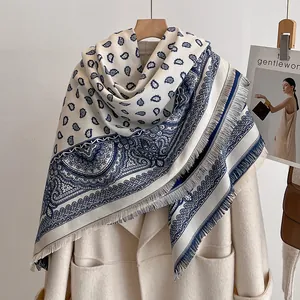 Detailansicht beige Kaschmir-Gefühl Schal mit dunkelblauen Paisley- und Spitzenmustern