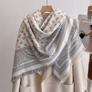 Detailaufnahme eines Luxus-Jacquard-Schals mit Paisley-Muster und Fransen