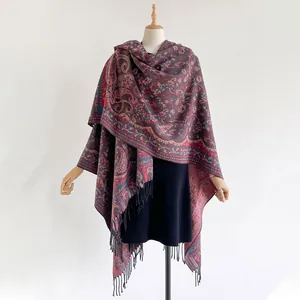 Elegante chal jacquard para mujer con estampado paisley y flecos en rojo oscuro y azul