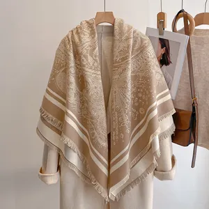 Détail d'une écharpe en cachemire aux tons terre avec motifs bohèmes et franges