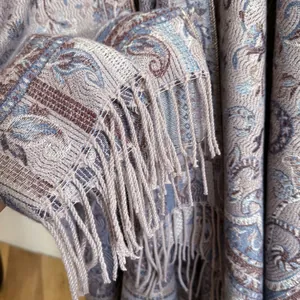 Elegante chal jacquard de paisley con flecos en tonos lila y azul grisáceo