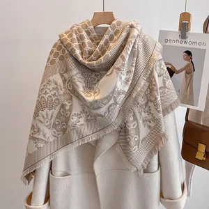 Detail eines luxuriösen Jacquard-Schals mit Paisley-Mustern und Fransenbesatz
