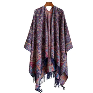 Elegante chal jacquard étnico con estampado paisley y flecos en suave tejido tipo cachemira