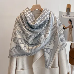 Detailansicht der Paisley- und Kettenmuster auf diesem Fransenschal aus Kaschmirimitat