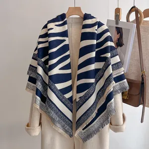 Détail de l'écharpe effet cachemire rayée bleu marine et crème avec bordures à franges