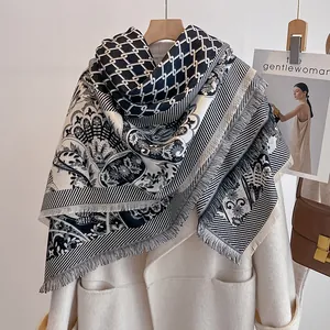 Detaillierte Nahaufnahme von weichem schwarz-weißem Jacquard-Schal mit eleganten Fransen