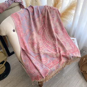 Dettaglio ravvicinato della sciarpa jacquard paisley rosa e lavanda con frange sottili