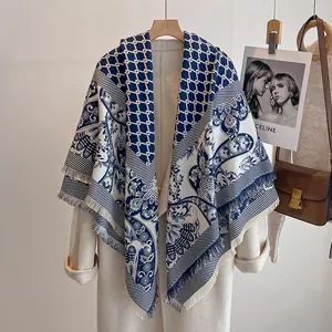 Detailansicht der luxuriösen blau-weißen Kaschmir-Gefühl-Schal mit Paisley-Mustern