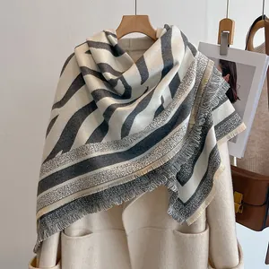 Détail du châle en cachemire épais à motif zébré avec de longues franges élégantes