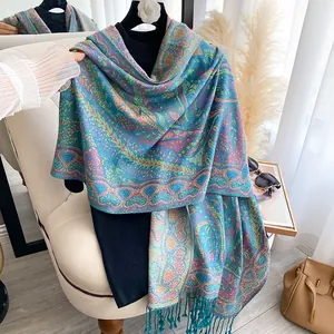 Détail du motif paisley et des franges douces sur le châle vintage en cachemire