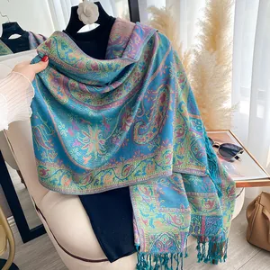 Dettaglio del motivo jacquard paisley con frange su una morbida sciarpa di lusso
