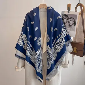 Detail eines dunkelblau-beigen Pashmina-Schals mit Paisley-Muster und Fransen